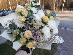 Букет кремовый из пионовидной кустовой розы, альстромерии и Хризантемы