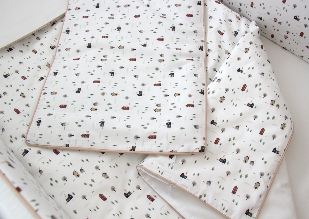 Постельное бельё в детскую кроватку «Домики» (кант, сатин)