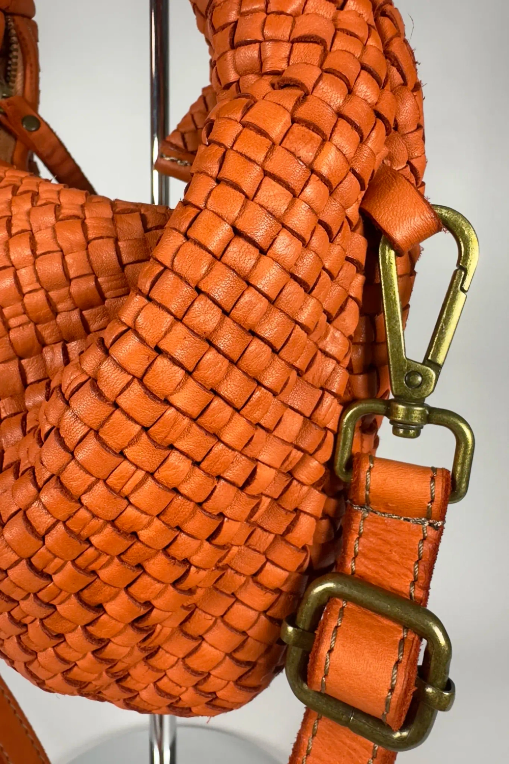 Женская сумка из натуральной винтажной кожи оранжевого цвета