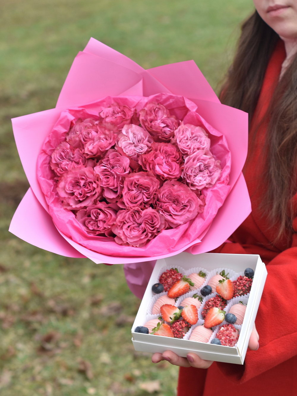 Букет из пионовидных роз «Purpur» 15 шт и клубника в шоколаде