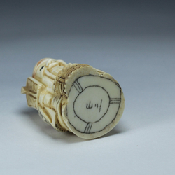 Нэцкэ Дзюродзин с веером и корзиной рыбы