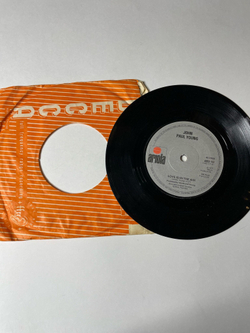 Винтажная виниловая пластинка LP John Paul Young Love Is In The Air (UK 1977) 7 дюймов