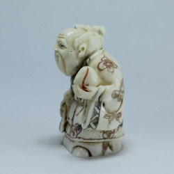 Эксклюзивная нэцкэ Монах с корзиной рыбы и персиком