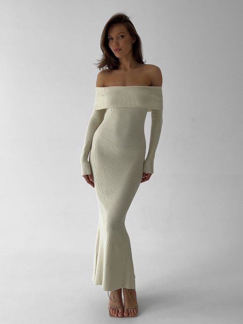 Платье вязаное, длинное, расклешенное, с открытыми плечами
