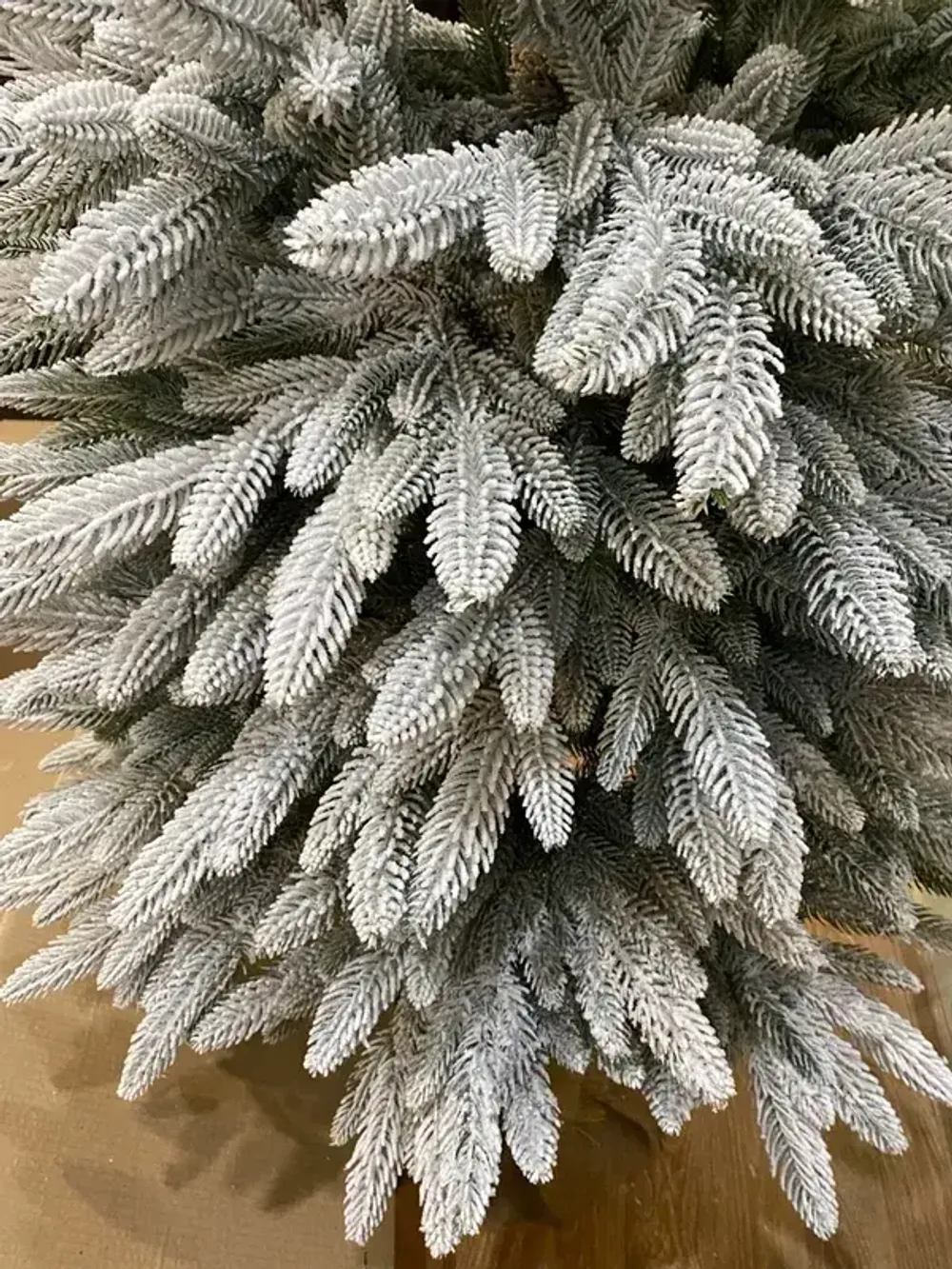 Заснеженная елка на ножке «Иветта» (Литая хвоя) 240 см / 2,4 м