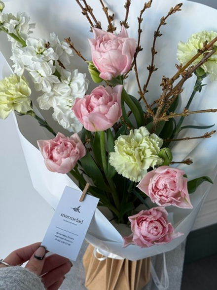 Букет из маттиолы, форзиции, диантусов и тюльпанов