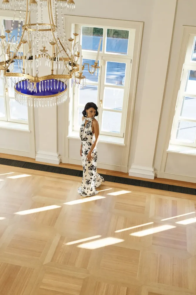 Alia maxi, платье макси с чокером из молочного атласа с цветочным принтом