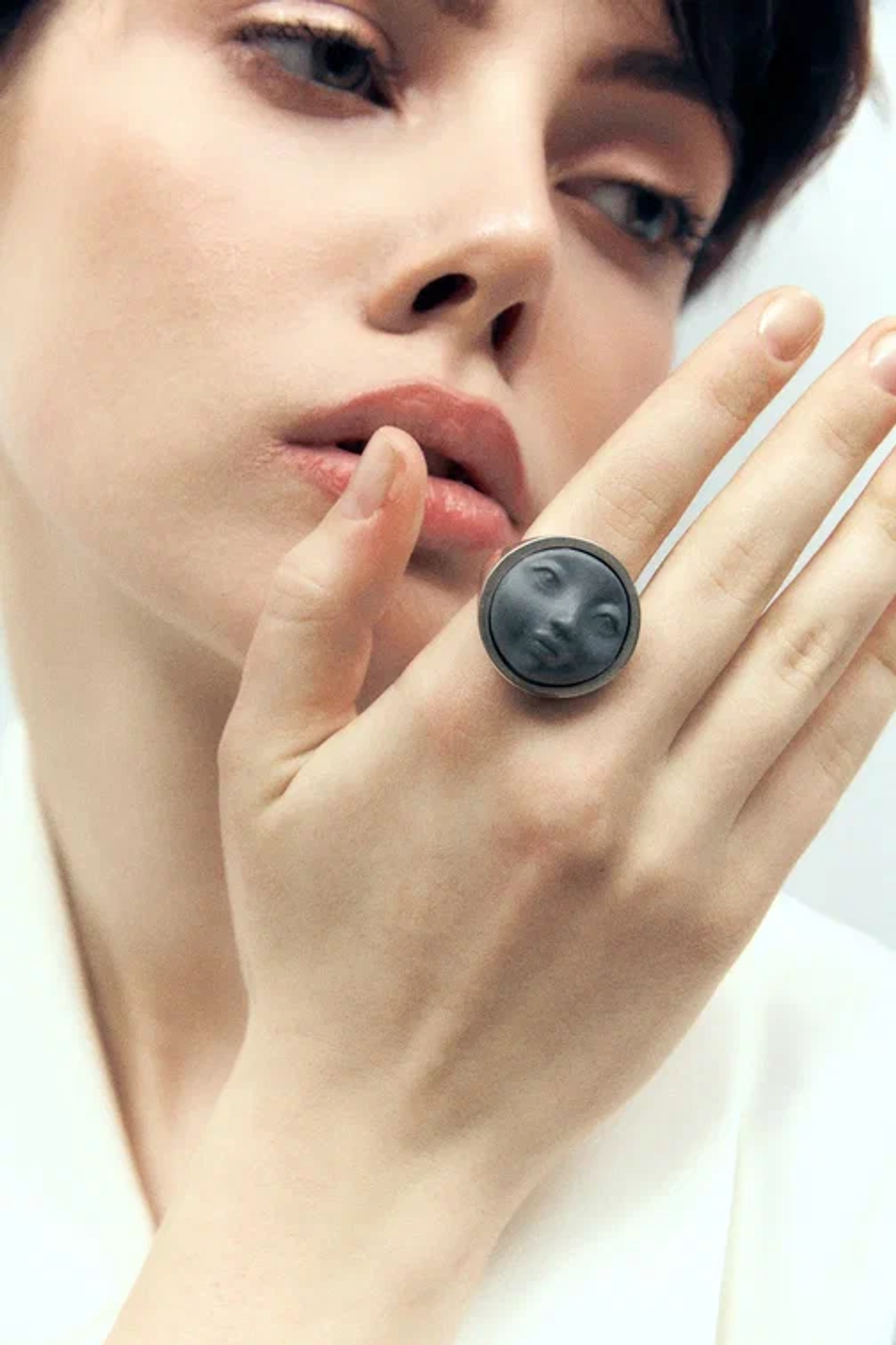 Кольцо Личико, серый фарфор