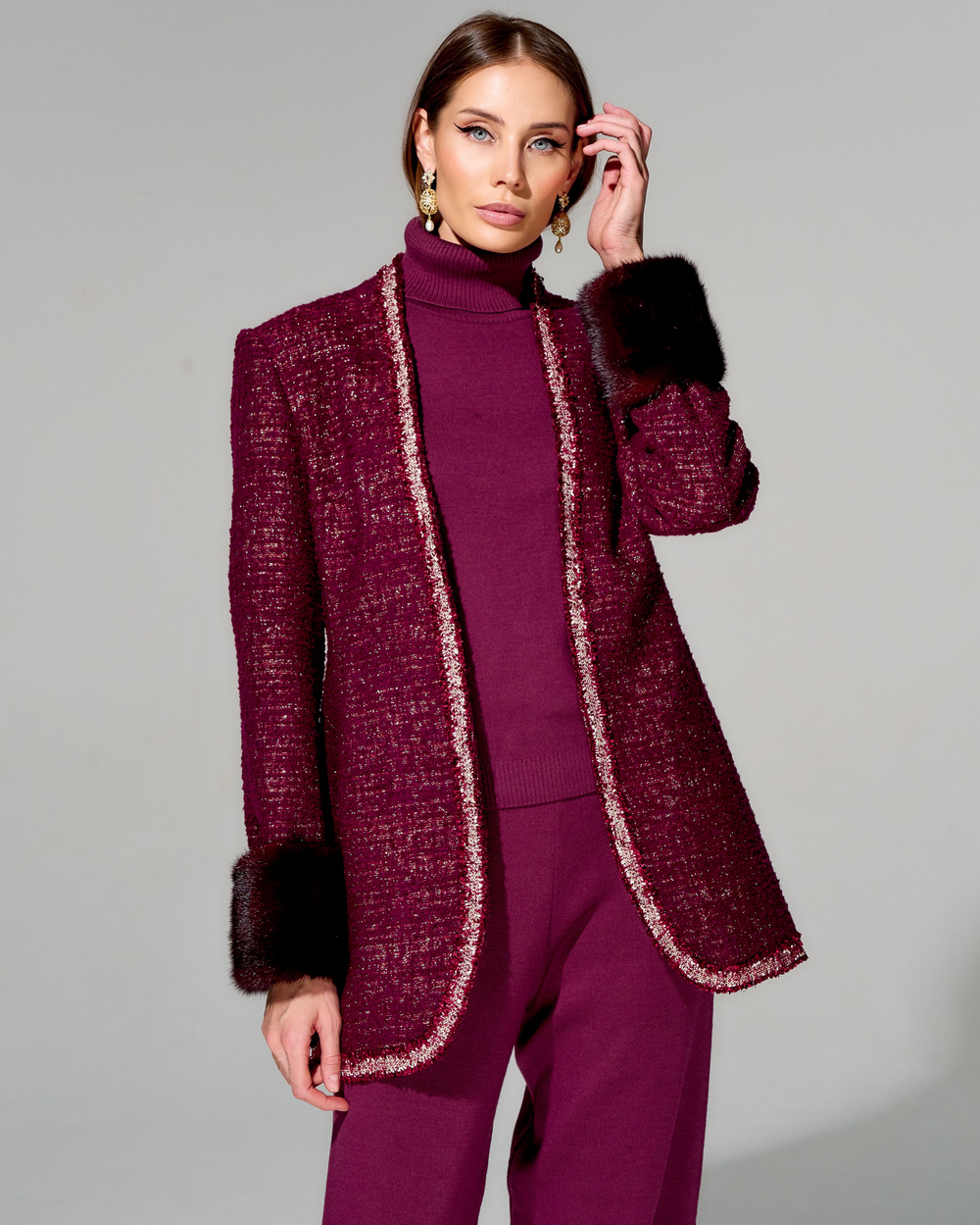 Жакет из премиального твида с меховой отделкой