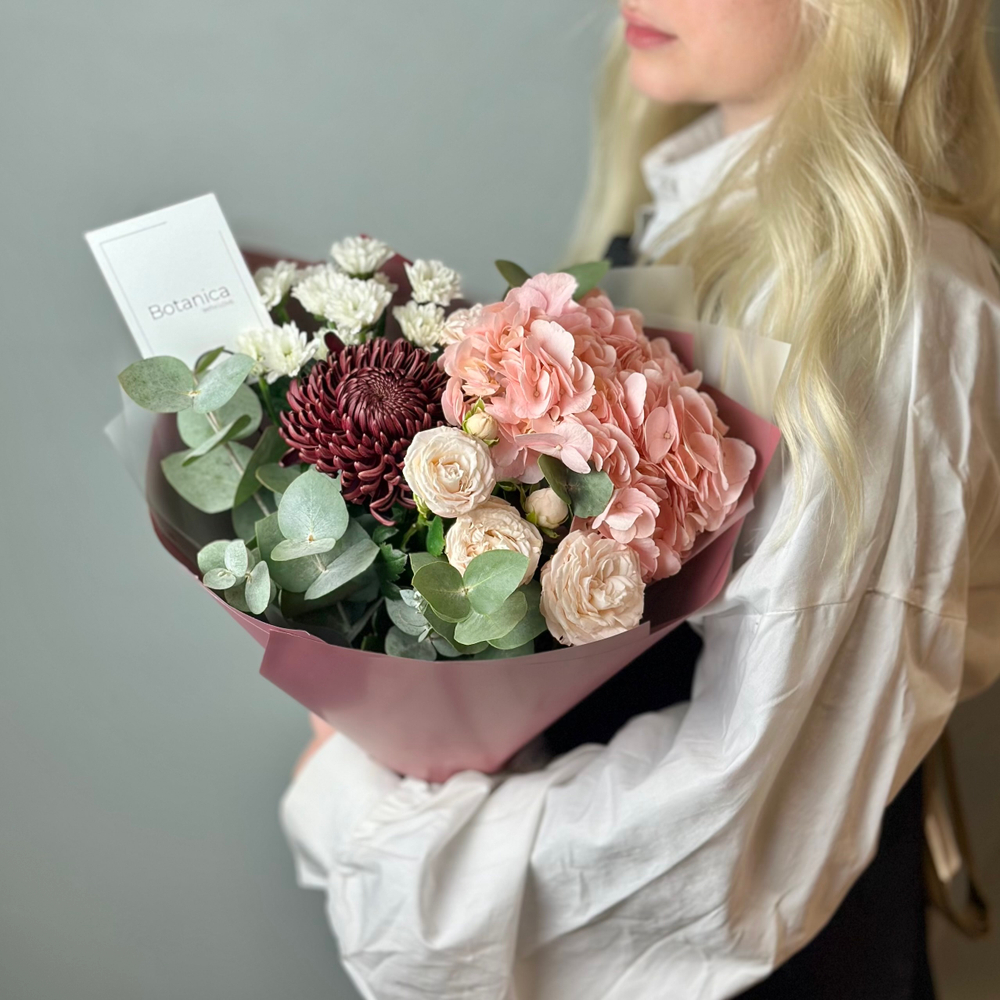 Букет с хризантемой Бигуди, гортензией и веточками эвкалипта