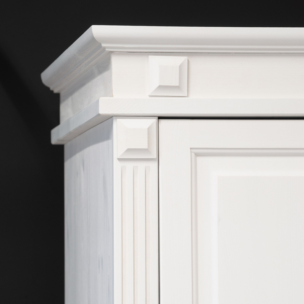 Шкаф для одежды распашной белый Харви двухдверный деревянный со штангой и полками, шкаф для вещей в прихожую и спальню с филенкой в викторианском стиле из массива сосны