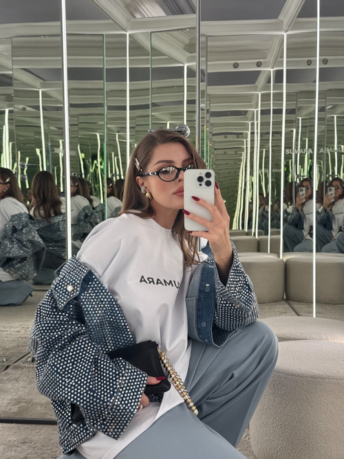 Джинсовая куртка декорированная стразами