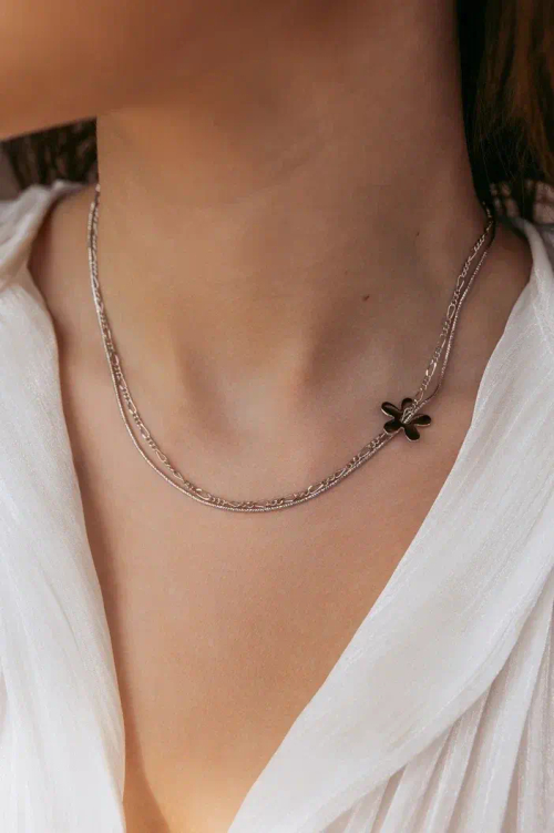 Колье на двойной цепи с подвижным цветком