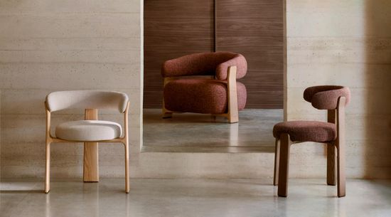 Granite Кресло из терракотового шенилла и массива ясеня в натуральной отделке Испания Lа Forma