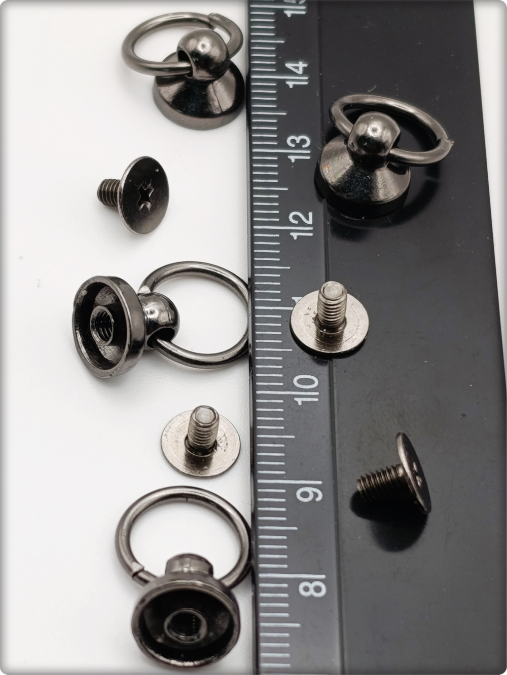 Заклепки круглые, плоские 10мм на винте для декора одежды.