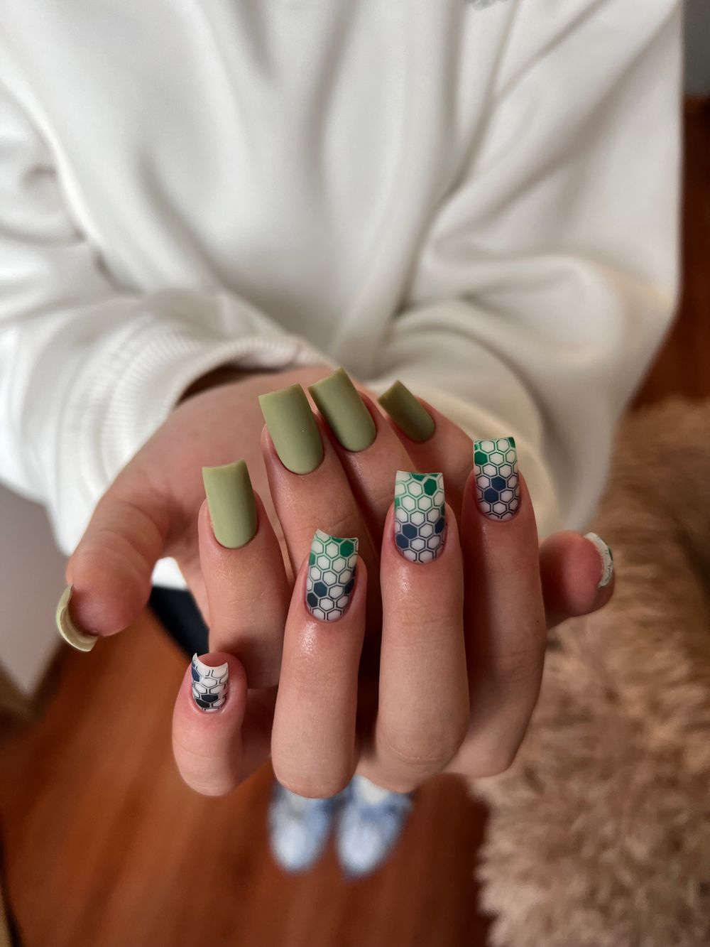 соты на ногтях