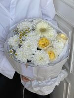 Авторский букет из хризантемы, ромашки, герберы и кустовой пионовидной розы