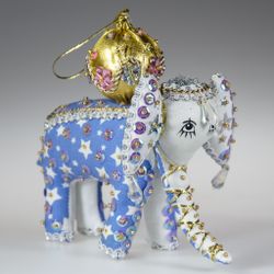 Бисерная ёлочная игрушка Слон с шариком
