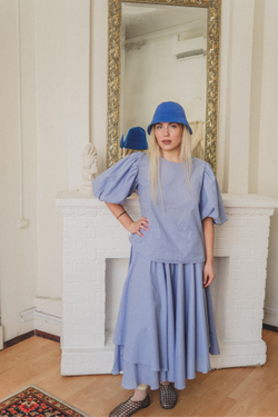 Блузка с рукавами-фонариками и капелькой на спине из батиста василькового цвета