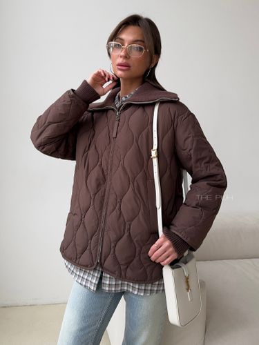 Женская стеганая куртка шоколадного цвета
