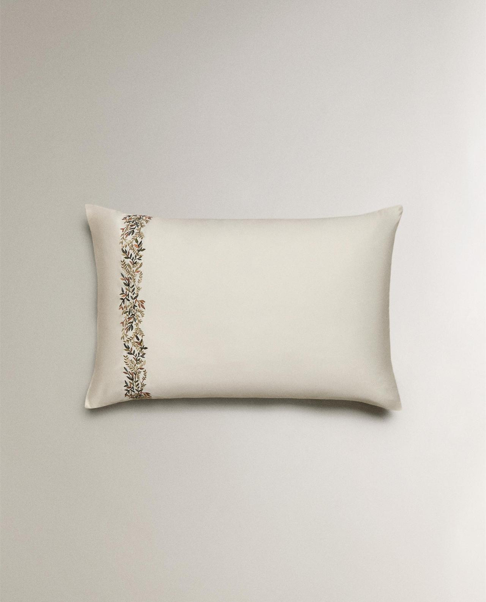 Zara Home - Атласная наволочка с вышивкой в виде листьев 70x90 см