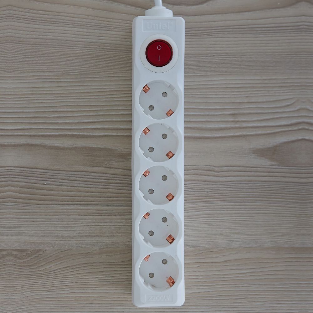 S-GSU5-1.5 WHITE Cетевой фильтр серии Universal. 1.5м Пвс 3x0.75. 5 гнезд. с-з. 10А. Защита от перенапряжения. короткого замыкания. TM Uniel.