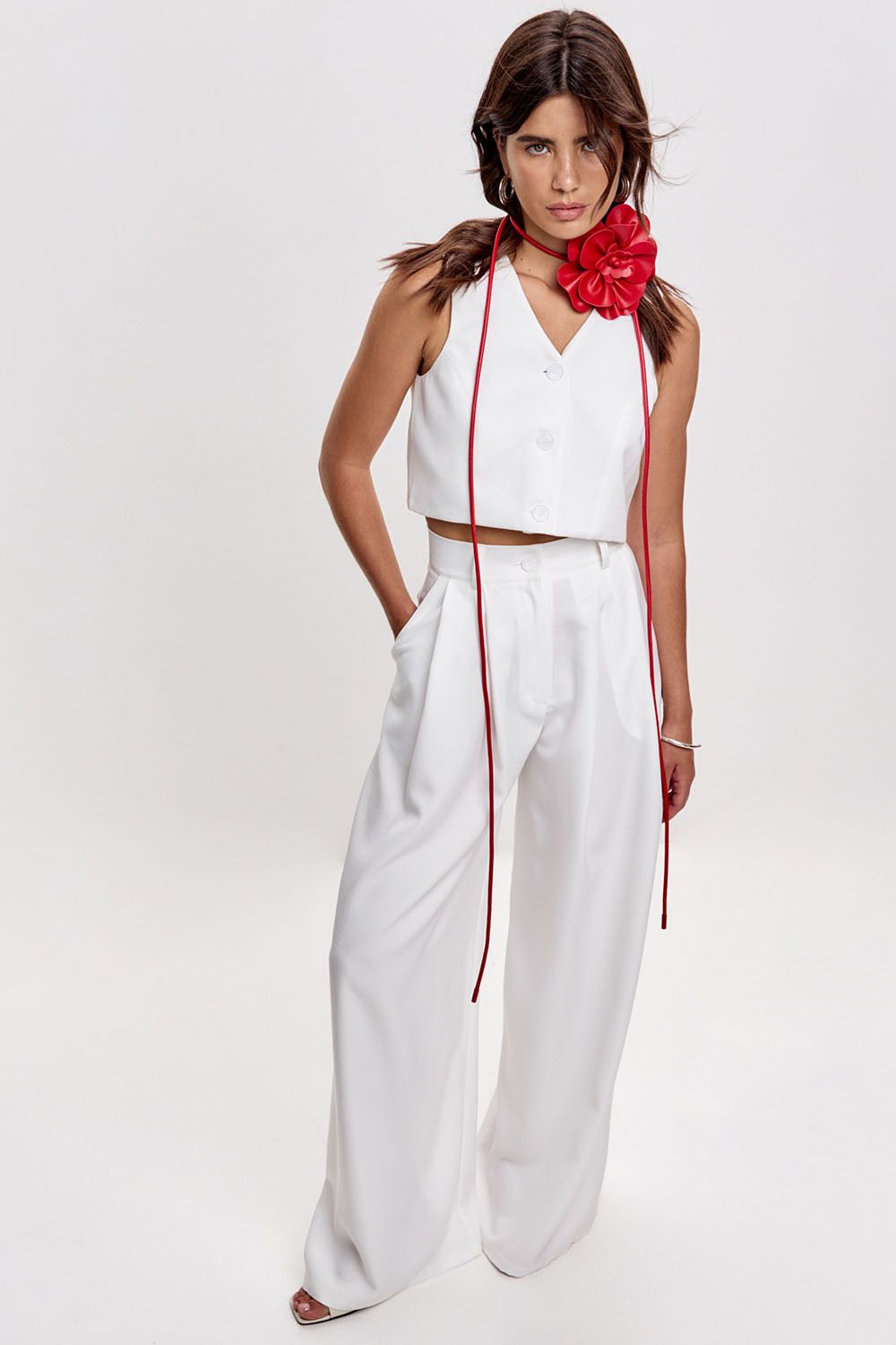 Свободные брюки с защипами белого цвета