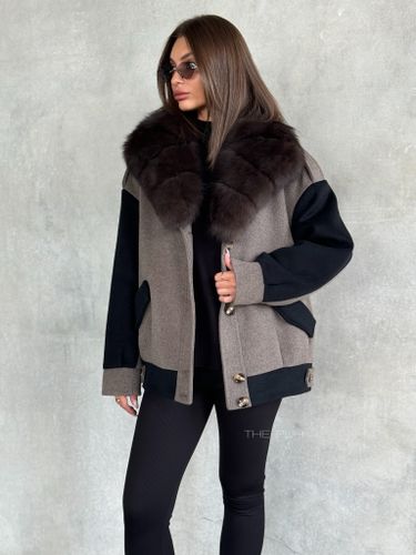 Коричневая куртка с черными рукавами