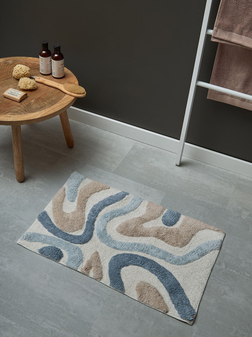 Коврик для ванной Flow серо-синего цвета из коллекции Ethnic, 50x80 см