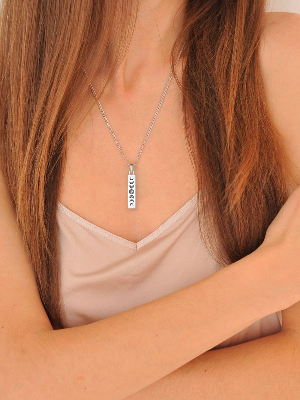 Реальная фотография подвески из серебра на девушке фазы луны прямой