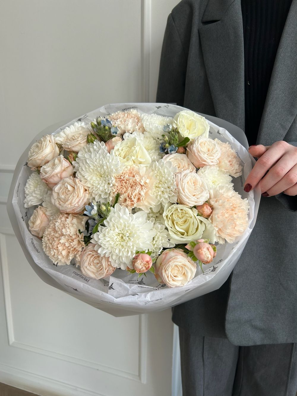 Букет из кустовых пионовидных роз, диантусов и оксипеталума