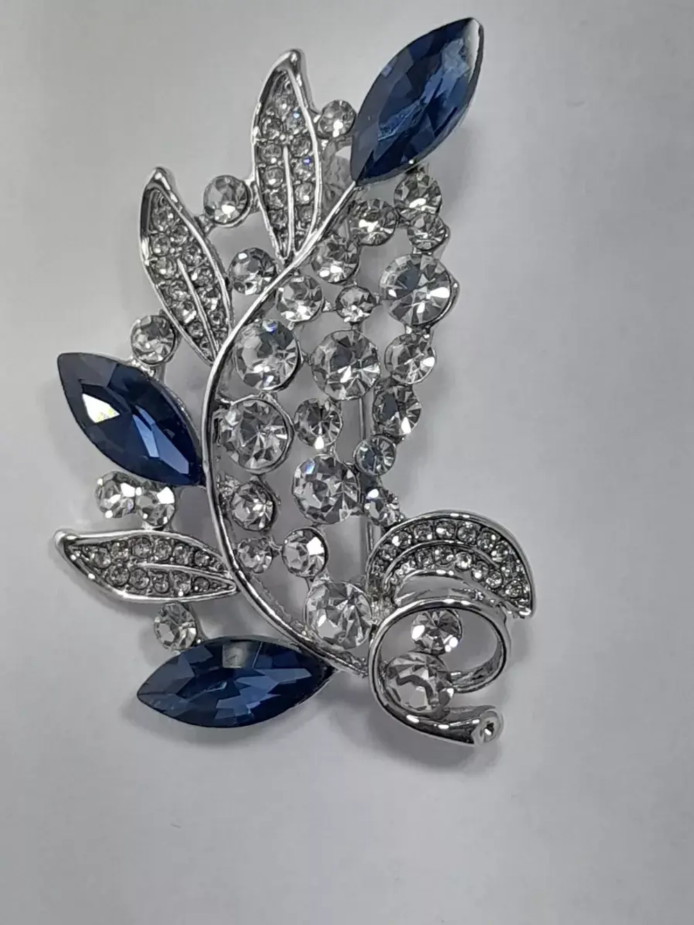 Брошь "Веточка с синими стразами"