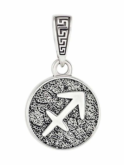 Фотография подвески Стрелец из стерлингового серебра 925 пробы на белом фоне.