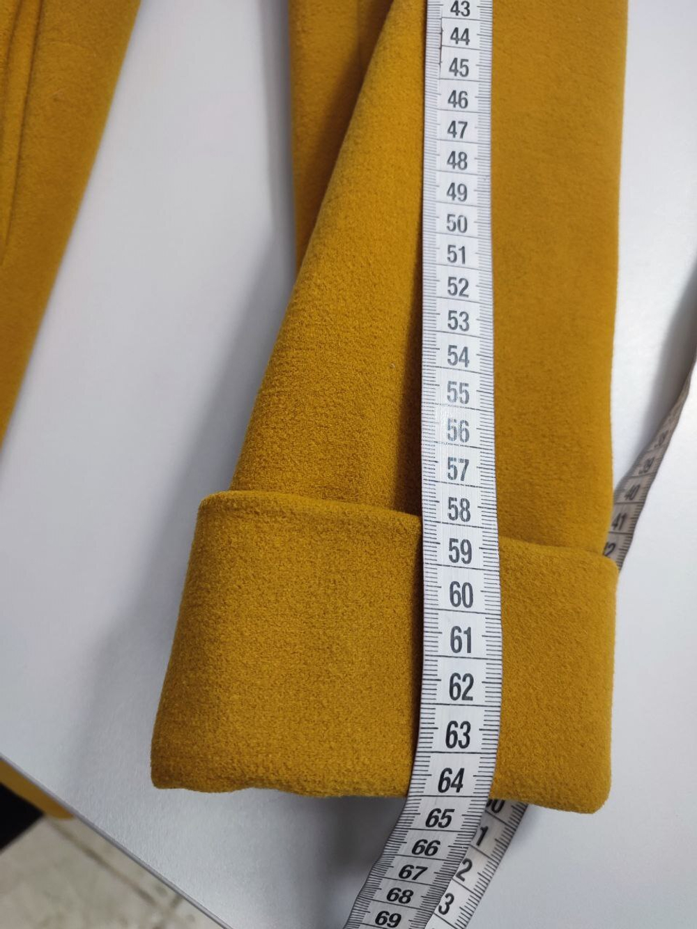 Пальто adL шафранового цвета 46 размер