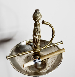 Напольная шпага-пепельница. Сталь, метал. сплав. Франция, к. XIX век. Высота с подставкой - 88