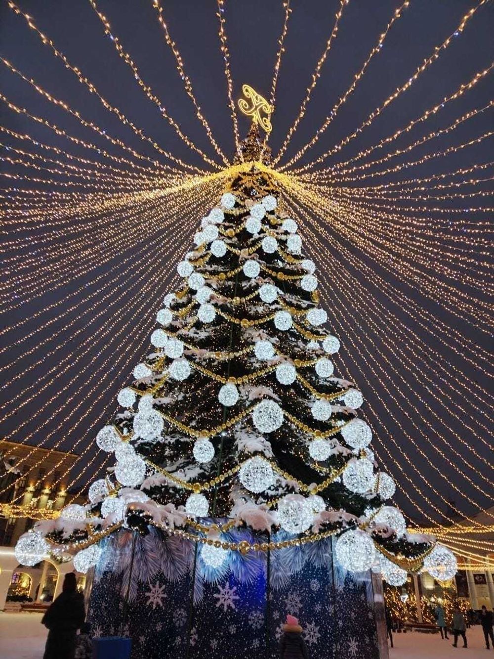 Светодинамическая елка ствольная - встроенная гирлянда: Теплый свет - "Таежная" от 11 до 21 м