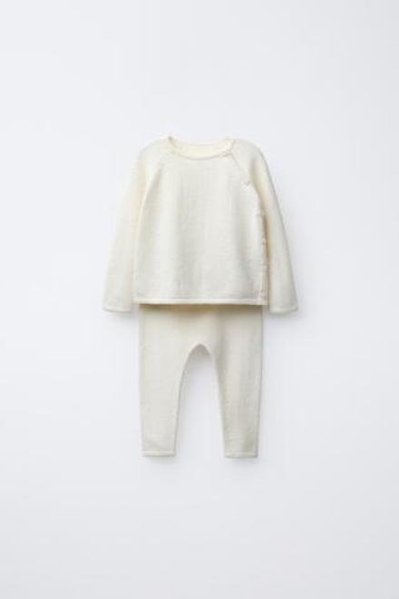 ZARA КОМПЛЕКТ ТРИКОТАЖНЫЙ ДЖЕМПЕР И БРЮКИ, ЭКРЮ
