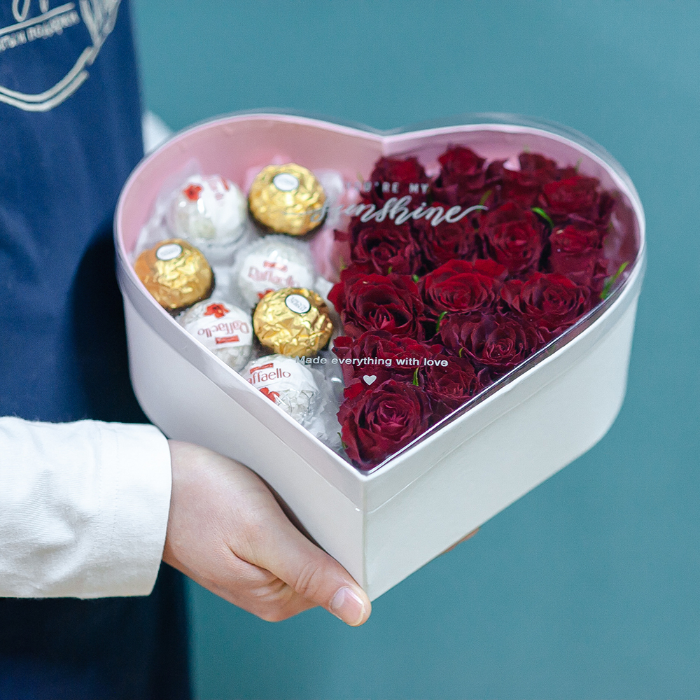 Коробочка- сердце с цветами и конфетами