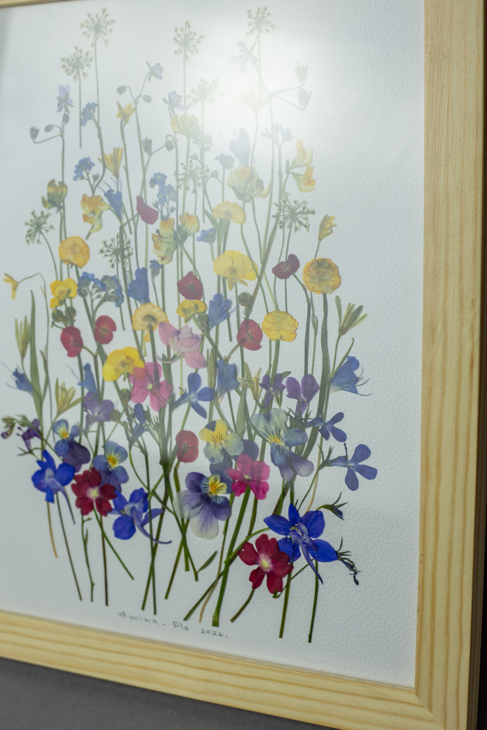 Незабудки, лютики, дельфиниум, вербена, гусиный лук. Картина из цветов в рамке