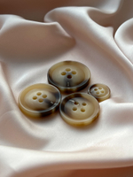 Пуговицы светло коричневые (бежевые) с темно коричневыми прожилками на прокол15