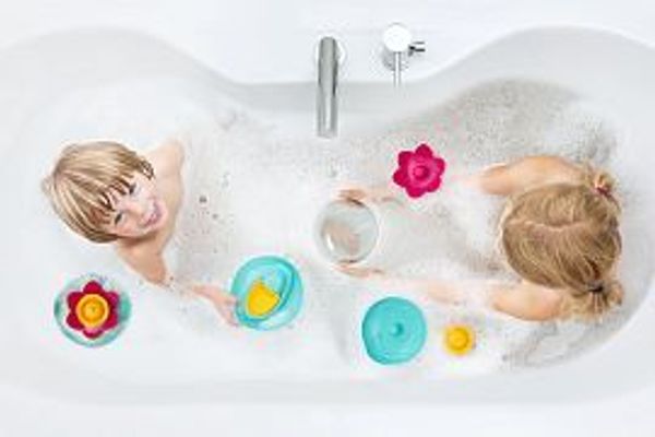Игрушки для ванны: лучшие помощники при купании