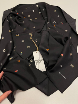Кашне шелковое твиловое с принтом (с обработанными срезами) (Paul Smith, 100%шелк, Черный фон/мелкие пиктограммы и надпись бренда, 180*43)