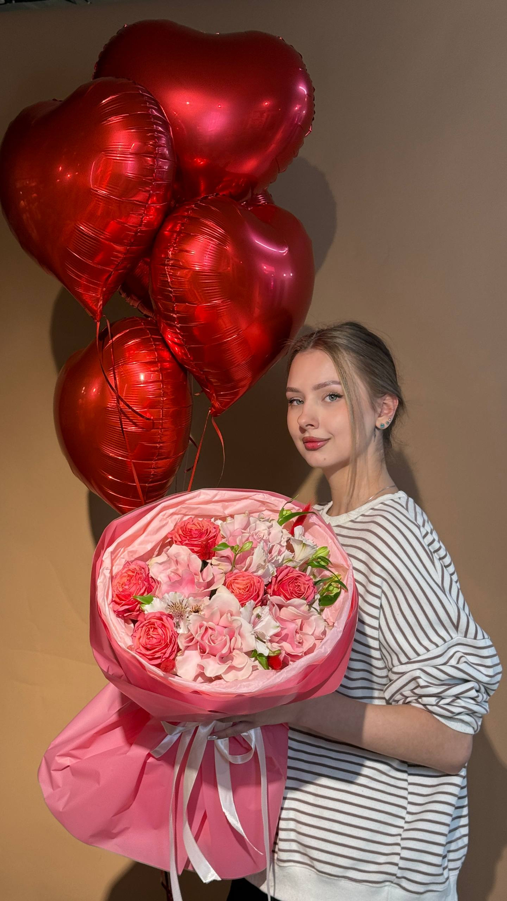 Букет Секрет Виктора и 5 красных шаров сердце