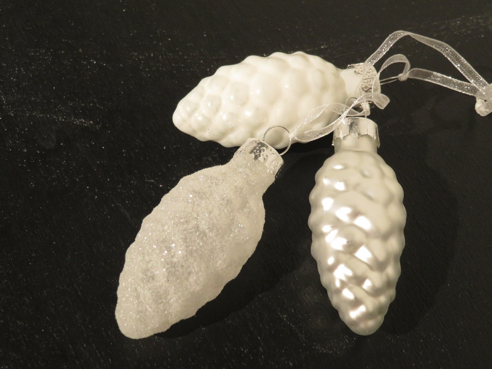 Набор елочных игрушек 48шт House of Seasons Шишки Первый снег в ассортименте 2 вида