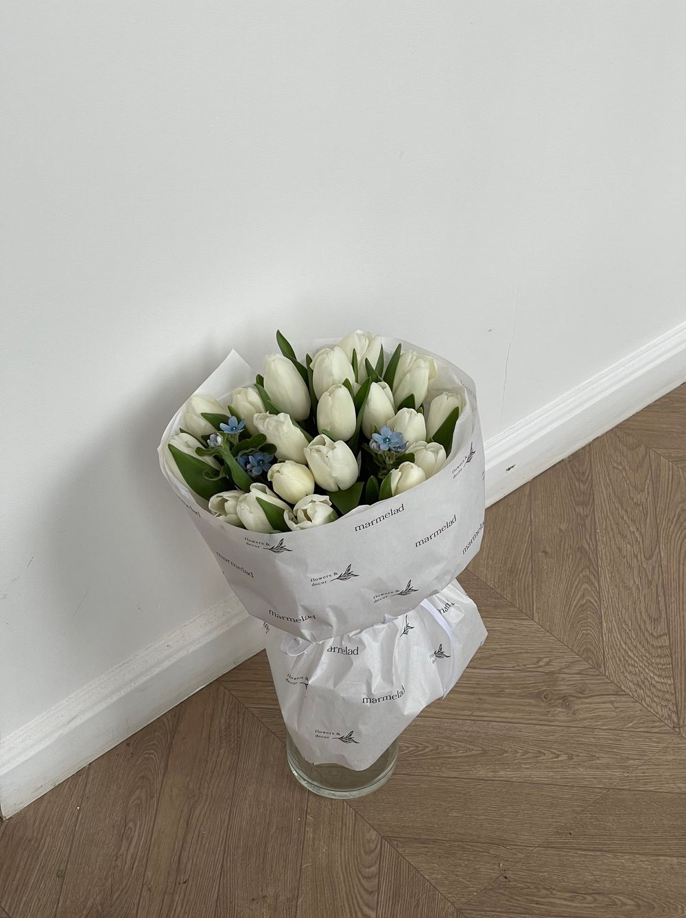 Букет из 19 белых тюльпанов и незабудок