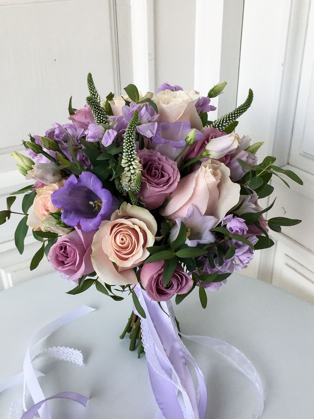 Свадебный букет из роз, маттиолы и зелени