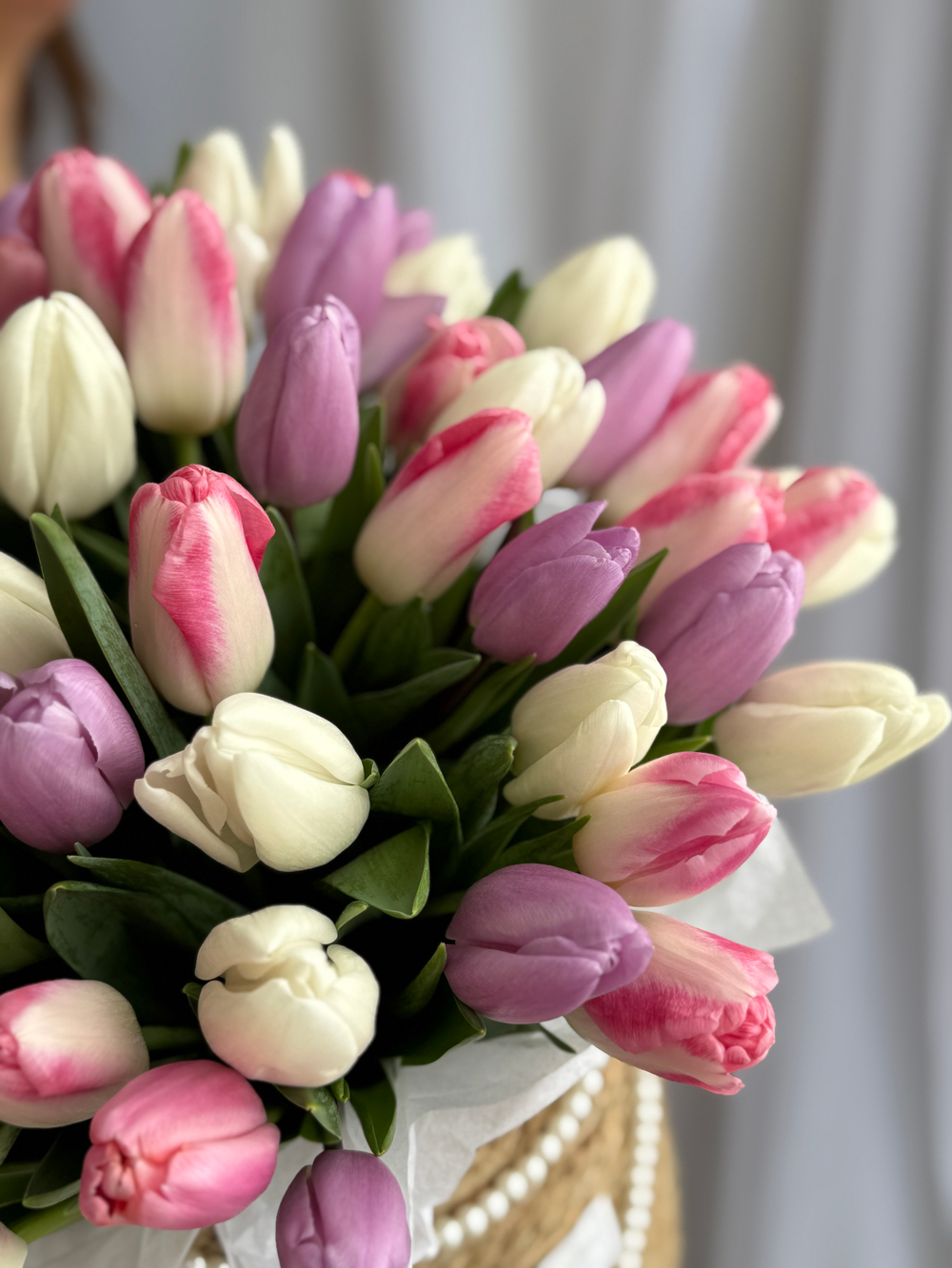 Розовые, белые и сиреневые тюльпаны в стильной корзине от Флора Маркет