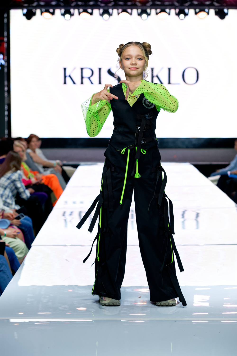 Черный костюм для ярких будней