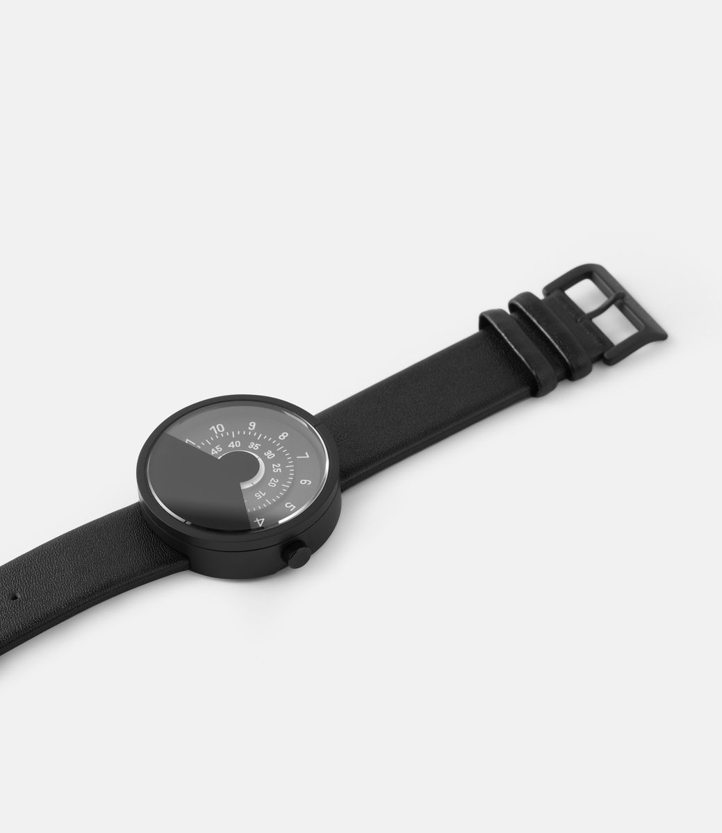 Anicorn Series 000 Black & White — часы с дисковым циферблатом