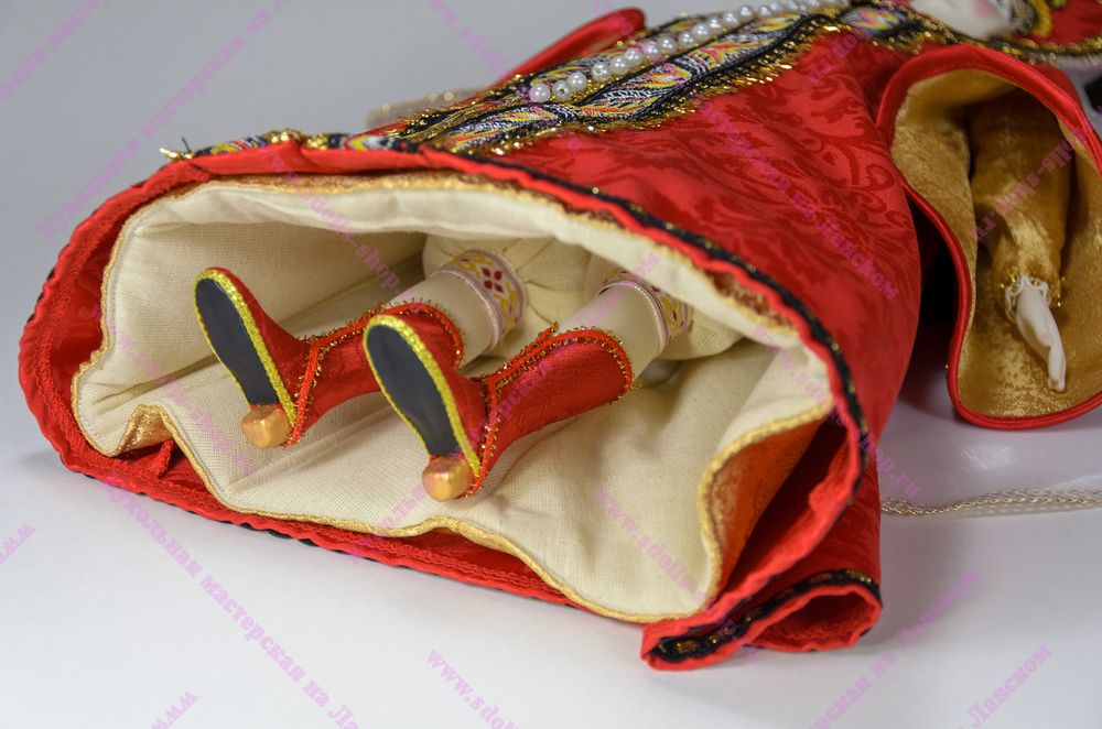 Интерьерная кукла Царевна в красном праздничном наряде